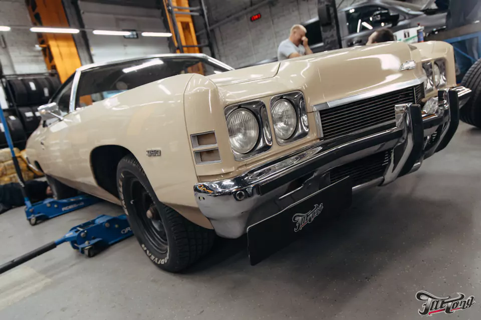 Фирменный шиномонтаж на стендах Hunter для Chevrolet Impala: собрали комплект колес Dayton Wire Wheels с системой knock-off!